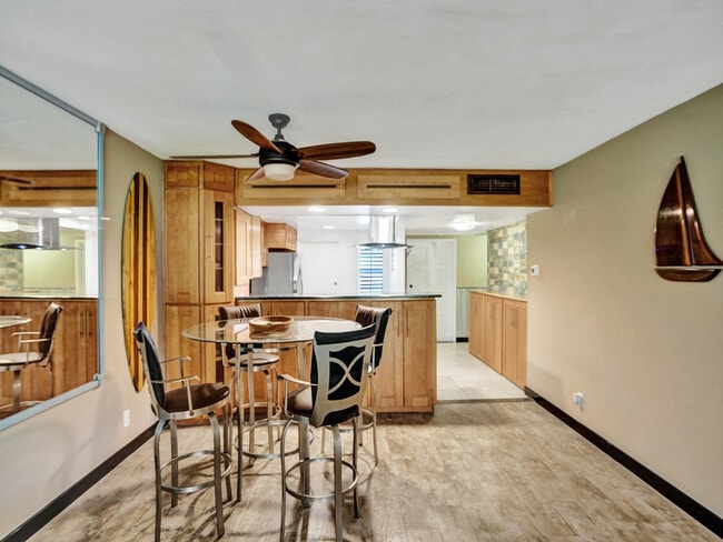 Building Photo - 3150 N Palm Aire Dr