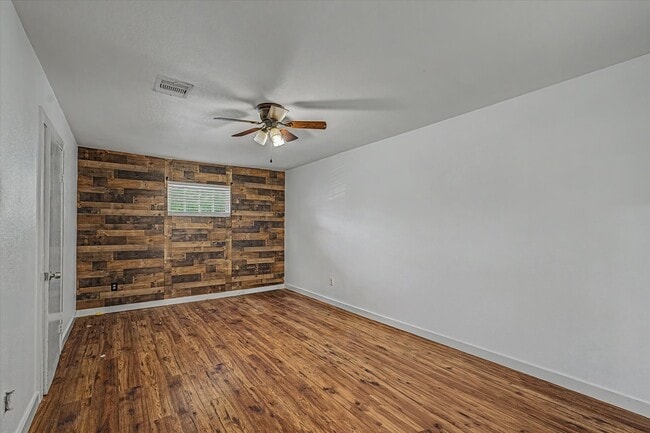 Building Photo - 8159 Glenhollow Dr