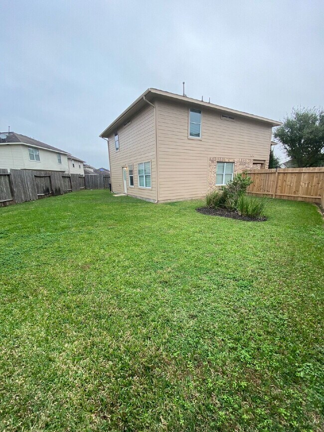 Building Photo - Spacious 4Bed, 2.5 Bath plus Bonus Room, 2-story home in the desirable Remington Grove community!