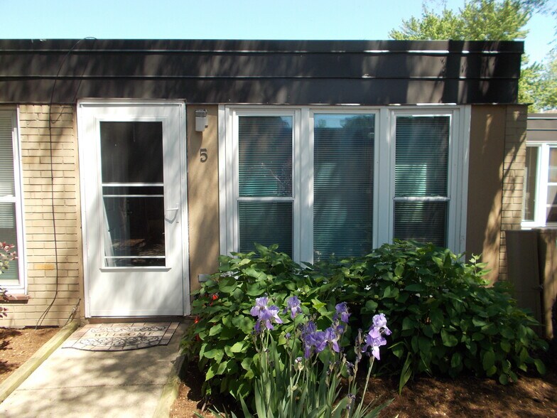 entrance - 930 E Shady Way