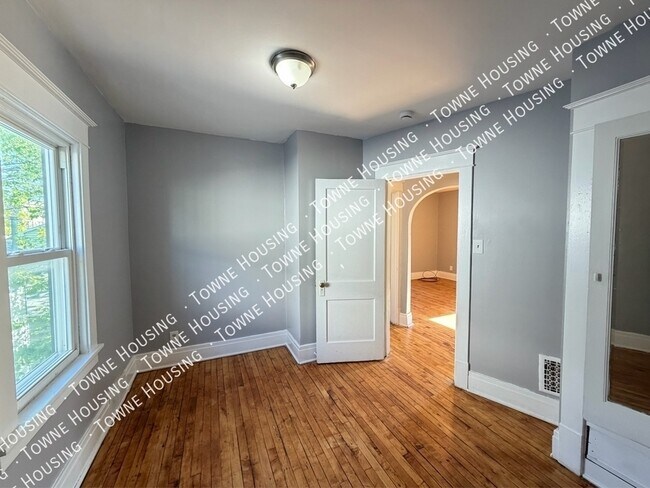 Building Photo - 37 Holmes St