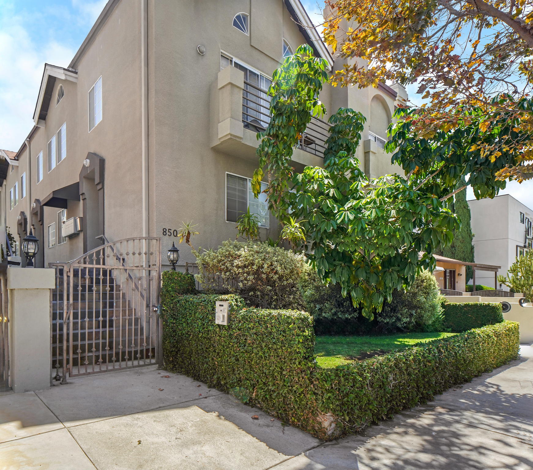 Building Photo - 850 N Poinsettia Pl