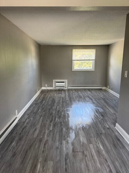 Building Photo - 302 E Mefford St