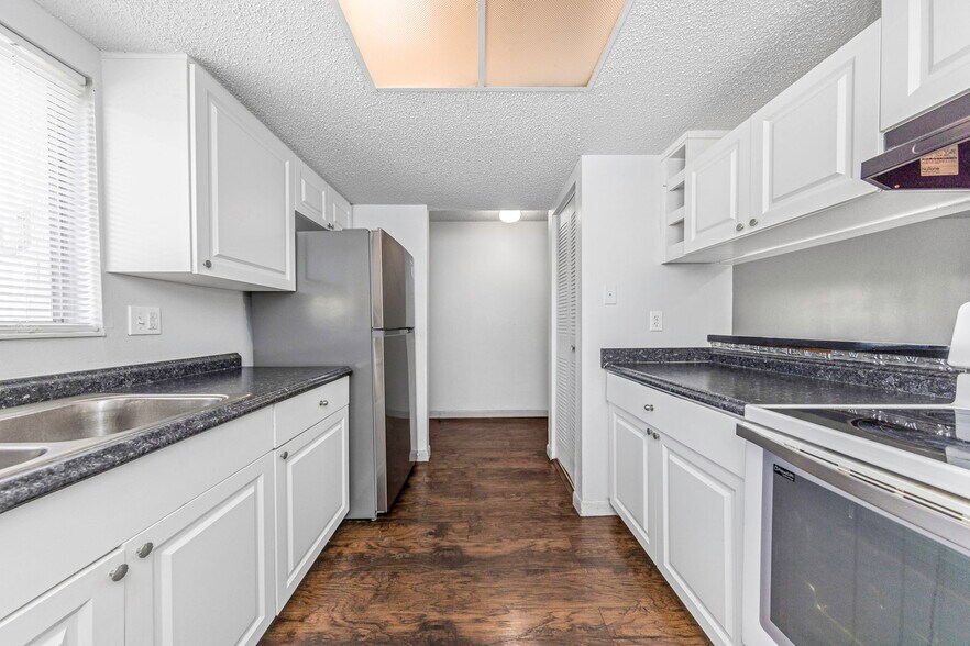 Building Photo - 621 99th Ave N