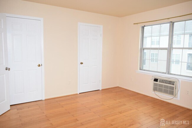 Building Photo - 31 Larch St