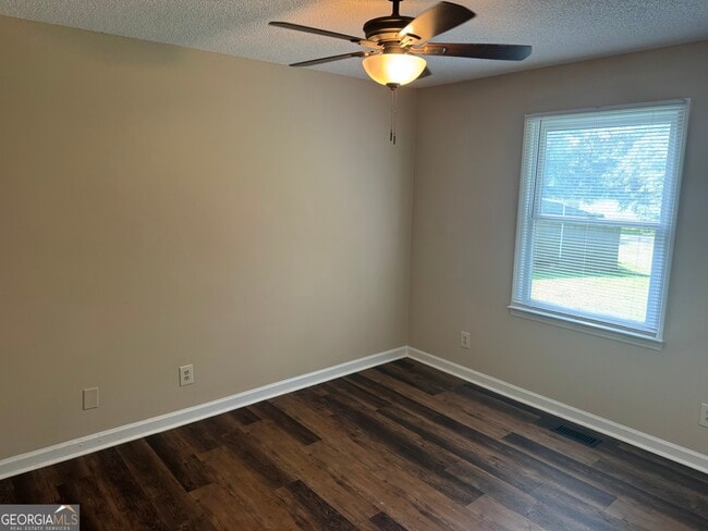Building Photo - 98 Pineview Dr