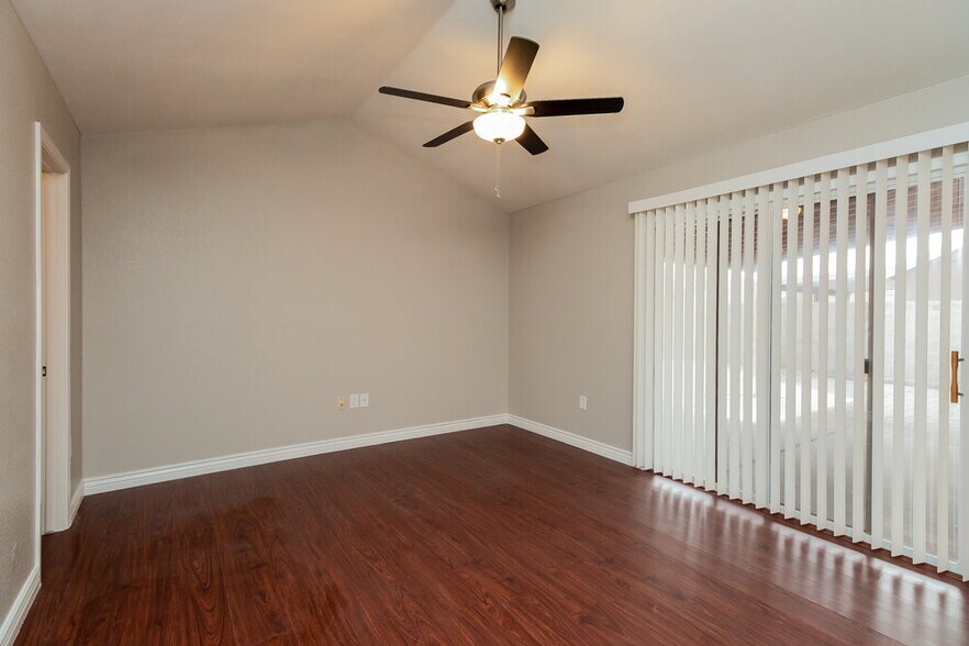 Building Photo - 7848 W Fleetwood Ln