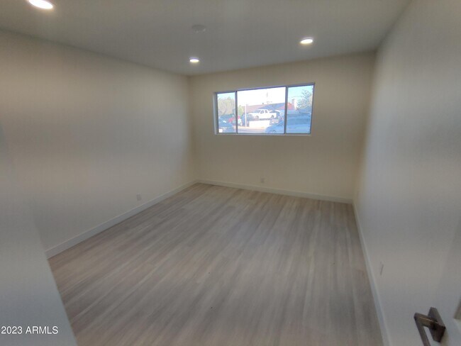 Building Photo - 3208 W Bloomfield Rd