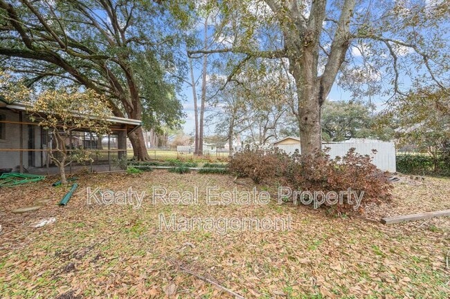 Building Photo - 137 Amber St