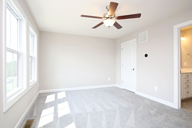 Building Photo - Spacious Cascadia Townhome With Rooftop Te...