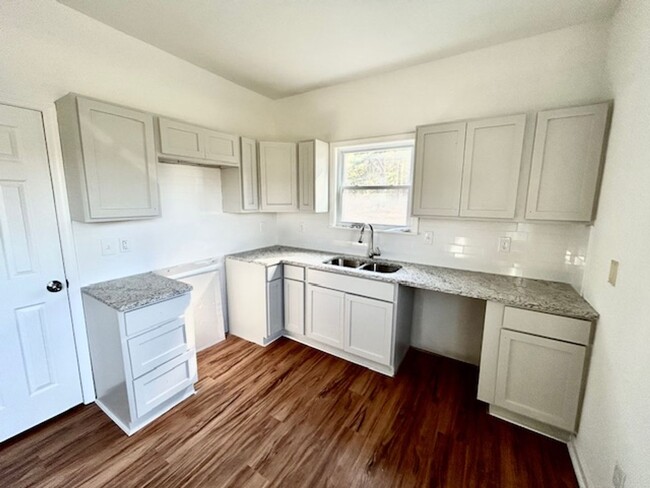Building Photo - CHARMING 3 BEDROOM HOME - NEWLY RENOVATED!