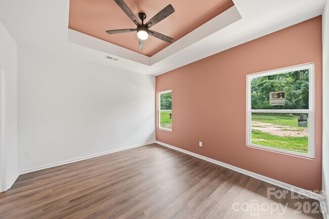 Building Photo - 1533 S Battleground Ave