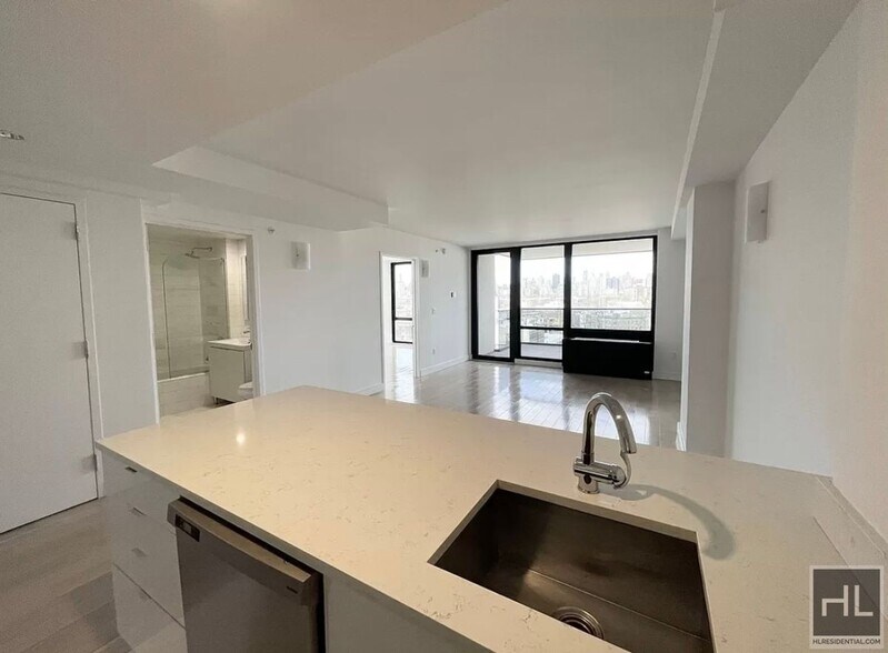 Building Photo - Gorgeous Rent Stabilized 1 bed spanning 700 sq feet - Heat, HW & Cooking gas included, DW Private...