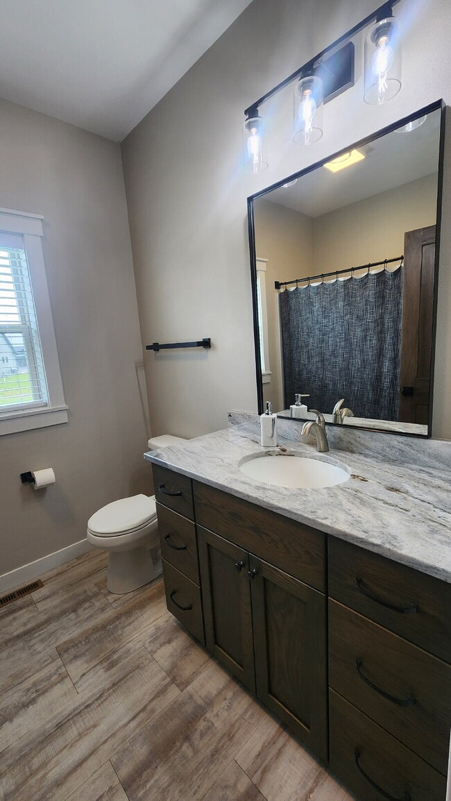 Building Photo - 5 Bedroom, 3 Full Bathroom House with 3 Ca...