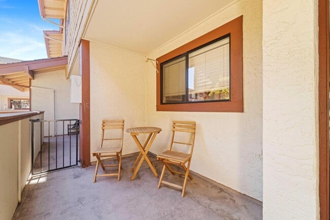 Building Photo - Desirable location! Move-In Ready!