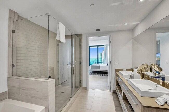 Building Photo - 4010 S Ocean Dr