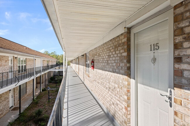 Building Photo - 115 Country Club Dr