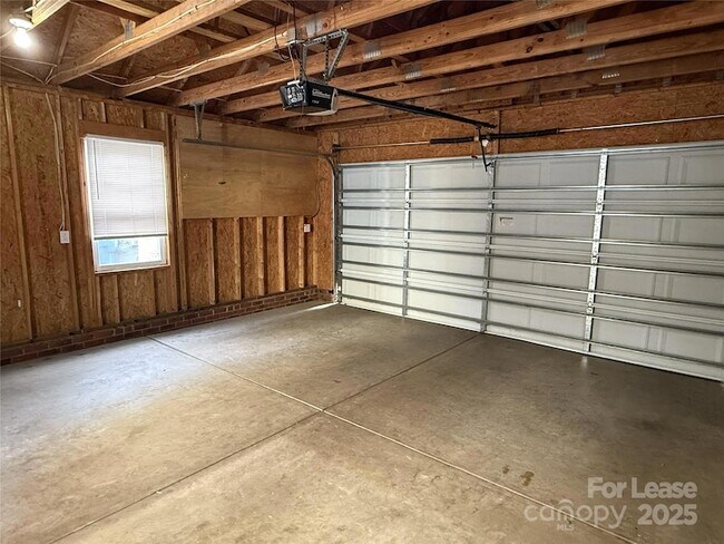 Building Photo - 15211 Barnsbury Dr