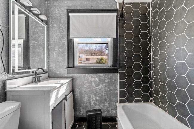 Building Photo - 813 Bower Hill Rd