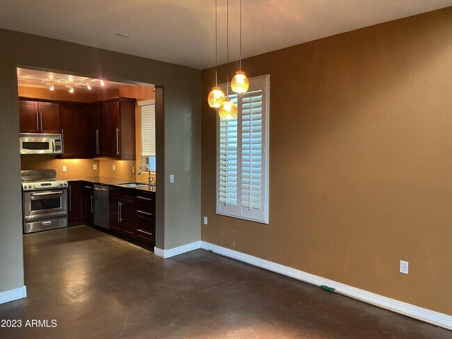 Building Photo - 615 E Portland St