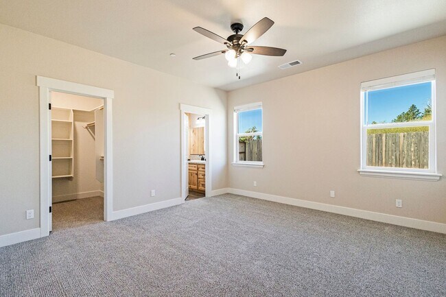 Building Photo - Large 2 Bed, 2 Bath in Paradise. Available...