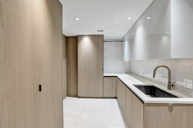 Building Photo - 2800 Banyan Blvd Cir NW