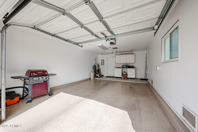 Building Photo - 10827 W Santa Fe Dr