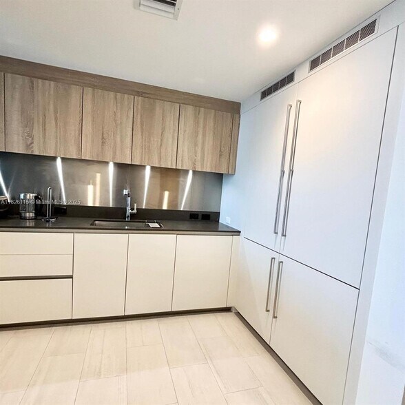 Building Photo - 1000 Brickell Plz