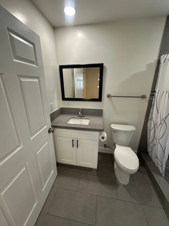 Building Photo - Newly Built Modern 1 Bed / 1 Bath Unit for...