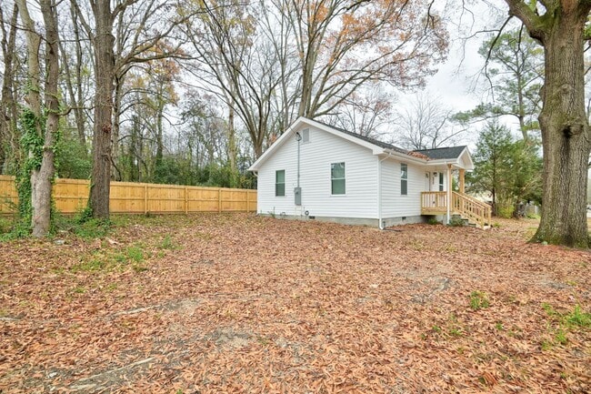 Building Photo - COMING SOON! Modern Living Awaits in This Fully Renovated 2BR Home in Rock Hill!