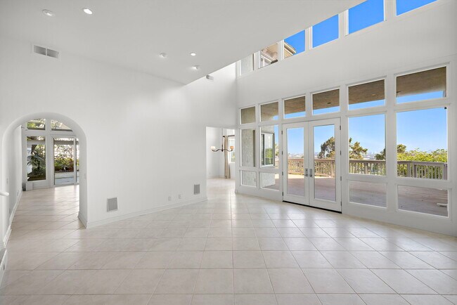 Building Photo - 31 St Tropez