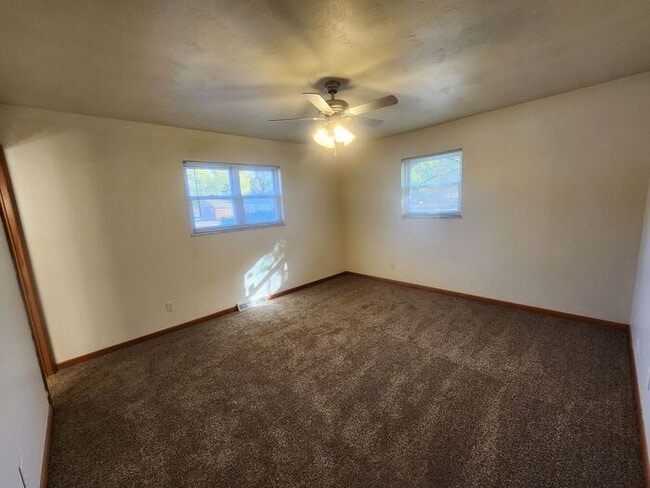 Building Photo - NEWLY RENOVATED 2 Bedroom 1.5 Bath-Electri...