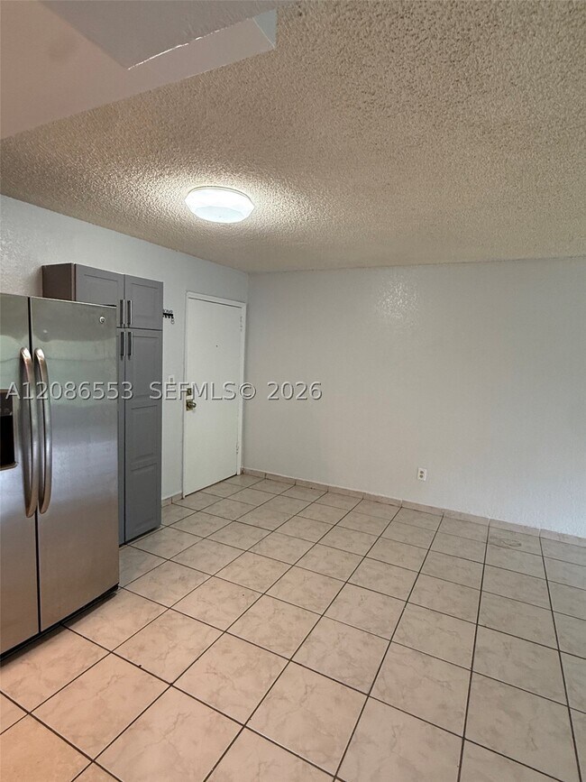 Building Photo - 606 W 81st St