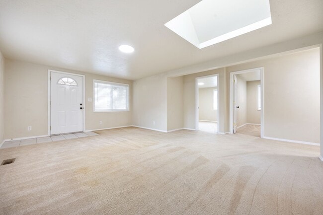 Building Photo - Spacious 5 bed/2 bath in SE Portland