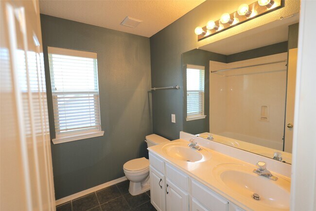 Building Photo - 4810 Zachary Ln
