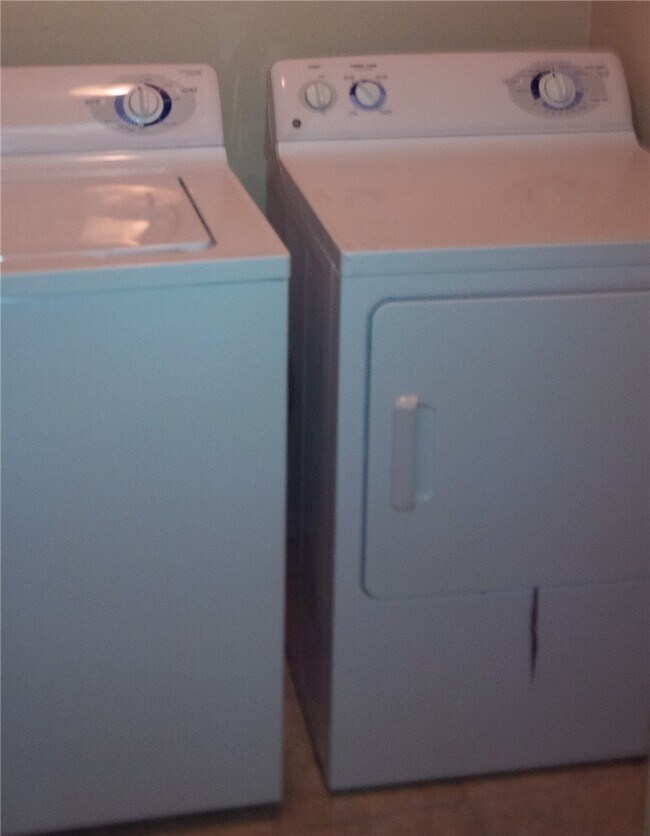 Building Photo - 820 W Piedmont Pl