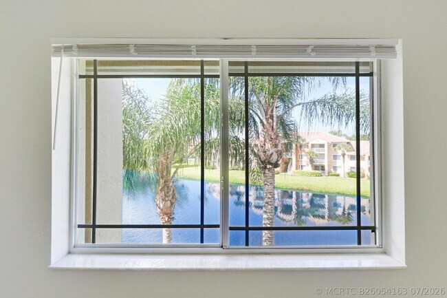 Building Photo - 121 SW Palm Dr