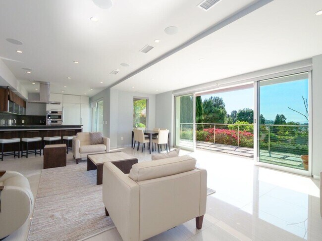 Building Photo - 1356 Vía Romero