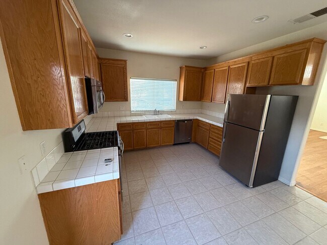 Building Photo - Large 4 Bedroom 3 Bath House w/ 2 car garage