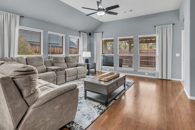 Building Photo - 6548 Fairview Dr