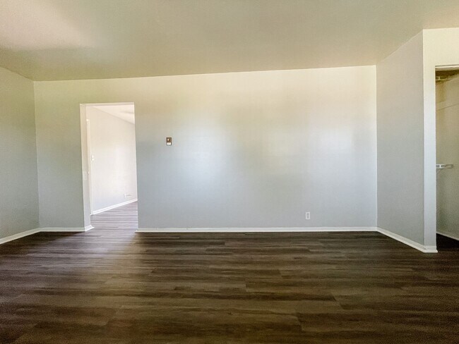 Building Photo - 8200 & 8202 W Butternut Rd