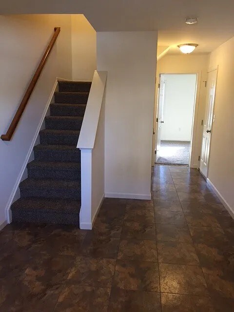 Building Photo - 421 Maywood Ct