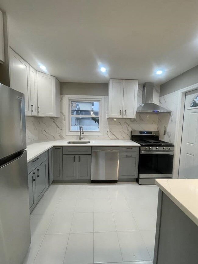 Building Photo - 1500 70th St