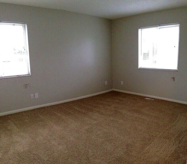 Building Photo - 2 Bedroom, 1 Bathroom Apartment with Garage Access at Parkridge Ct. - 960 Sq Ft