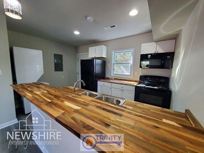 Building Photo - Hampton Avenue Apartments — Comfortable Greenville Living Close to Everything