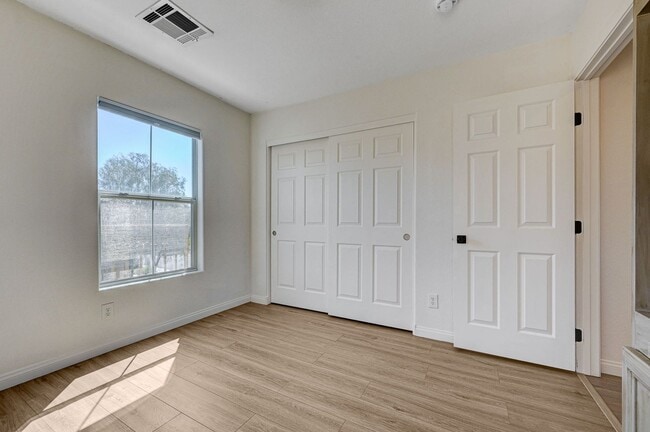 Building Photo - Stylish Tri-Level Home/Tandem Garage in Henderson