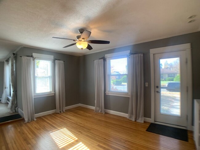 Building Photo - Super cute two-bedroom, two-bath single-fa...