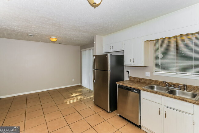 Building Photo - 8912 Saddlewood Dr