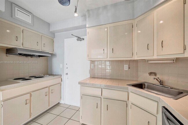 Building Photo - 1430 Brickell Bay Dr
