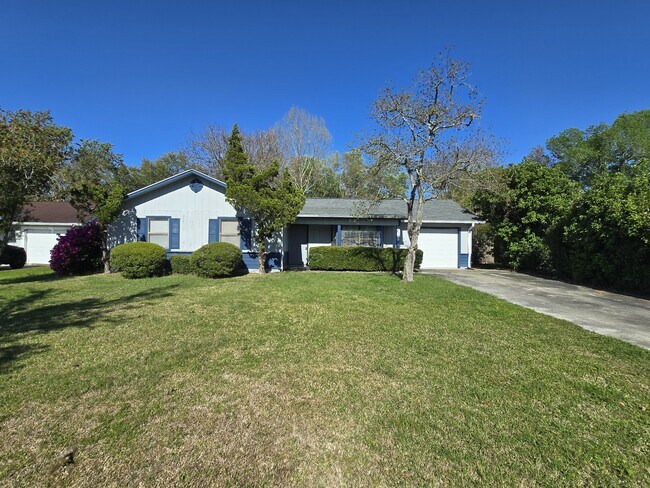 Building Photo - 425 Sunnyside Dr